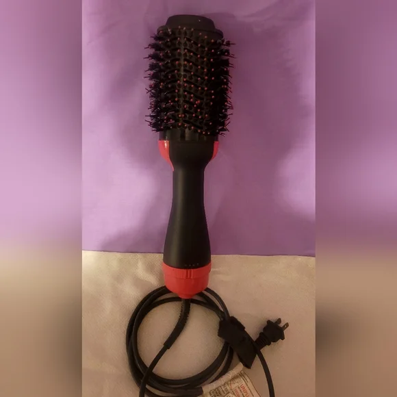 Multifunctional hot air brush designed to dry and style hair simutaneously - Picture 5 of 6